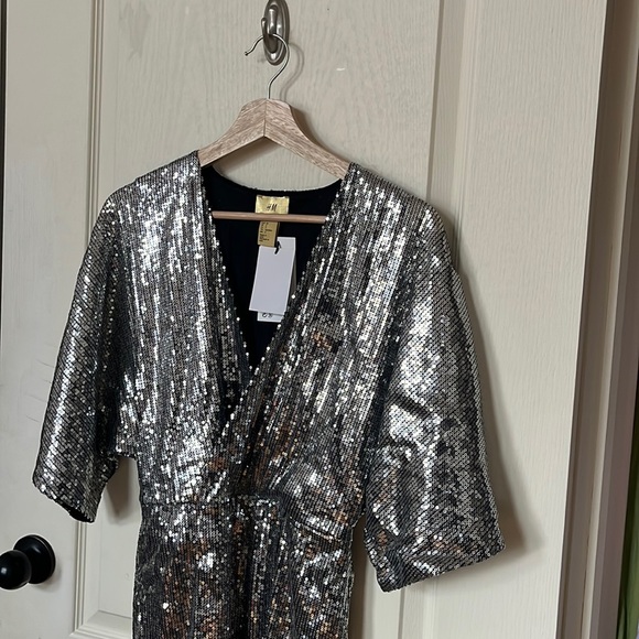 BNWT H&M silver sequinned dress in size 2 - Picture 3 of 6